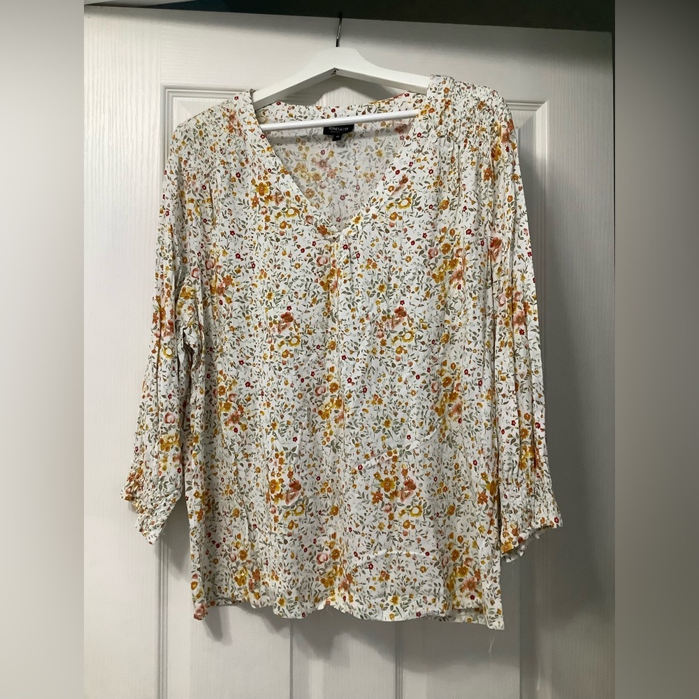 Jones & Co Women’s blouse. 1X. EUC. Floral print3/4 sleeves w/elastic